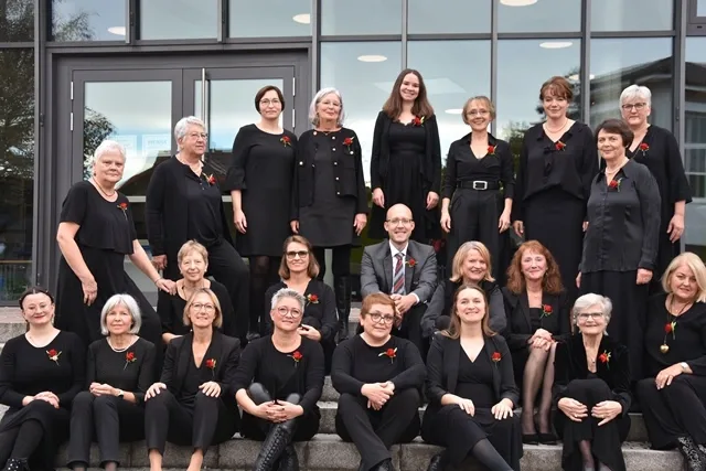 Die MGV-Ladies mit ihrem Chorleiter